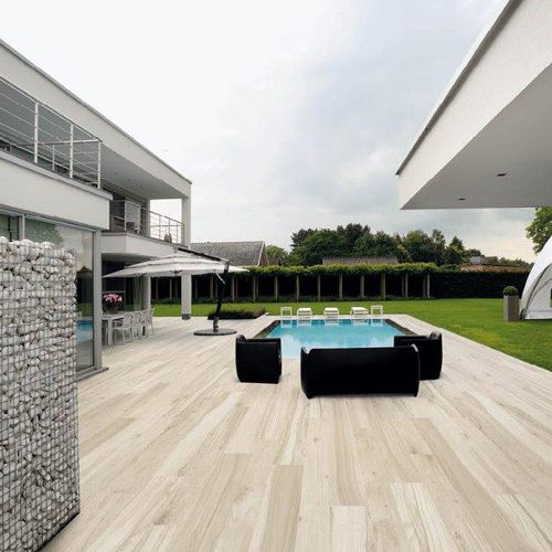 Terrasse mit Fliesen